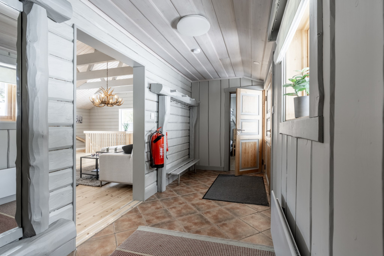 Entréplan huvudbyggnad Lidvägen 11