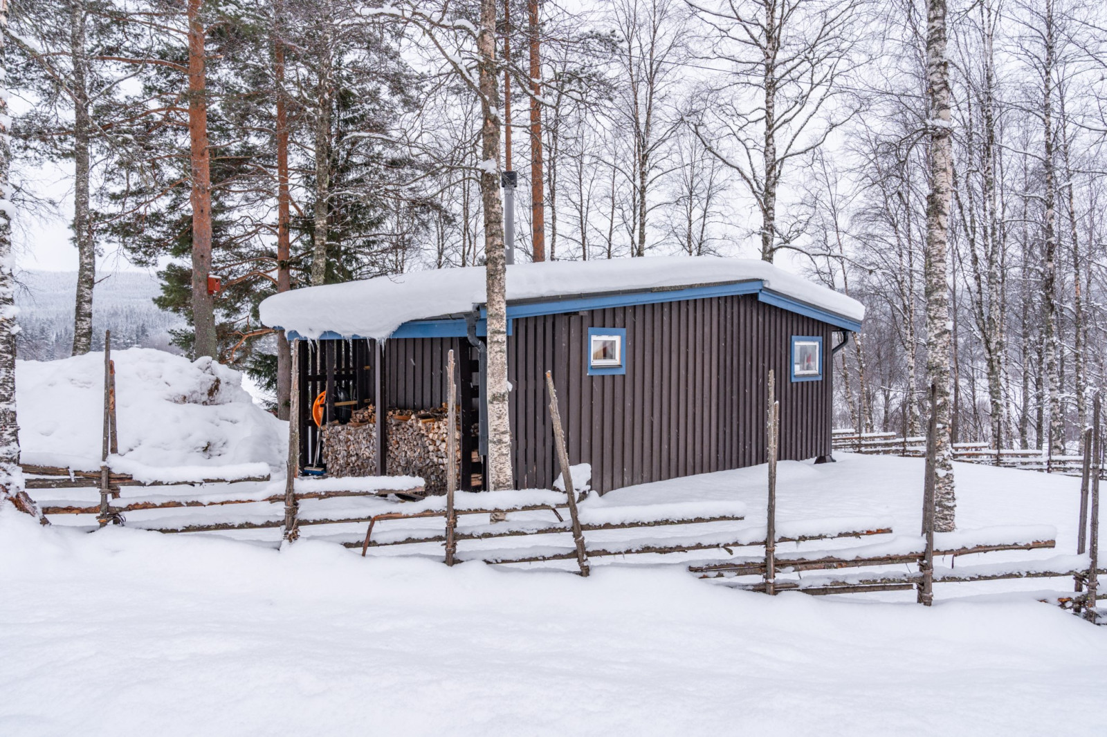 Gäststuga med vedförråd Vörderås 136
