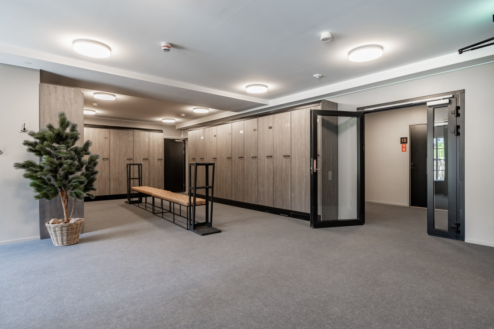 Lobby med skidskåp och sittbänk Fjällvägen 40 lgh 12