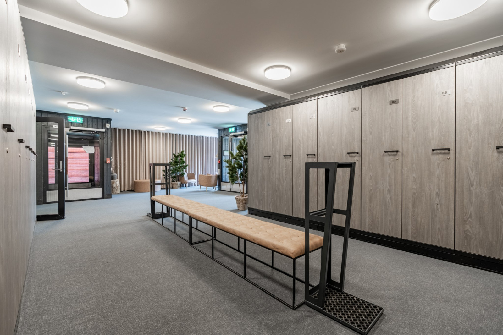 Lobby med skidskåp och sittbänk Fjällvägen 40 lgh 12
