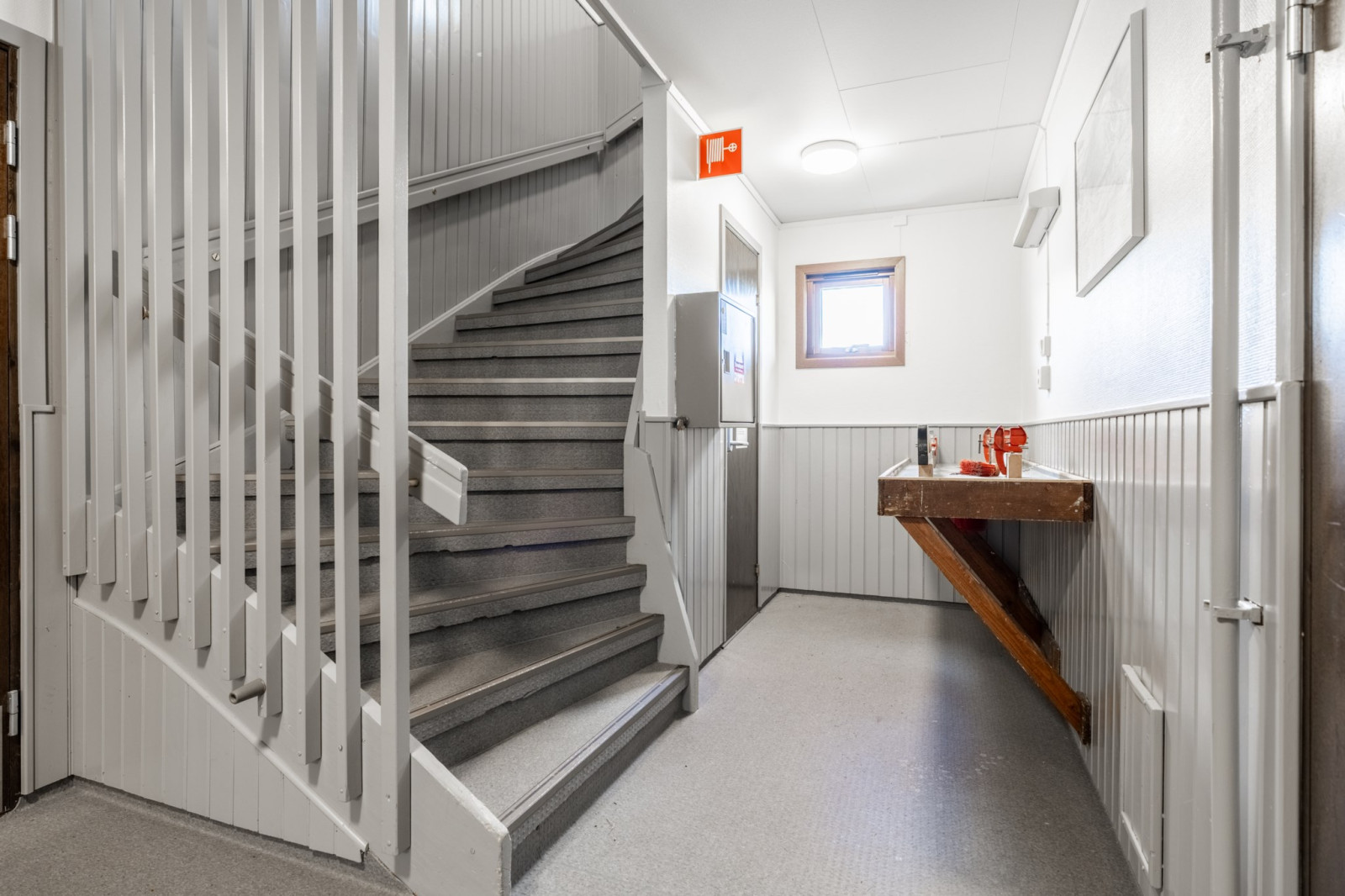 Vallabänk i trapphuset Tandådalen Grå byn 13 A